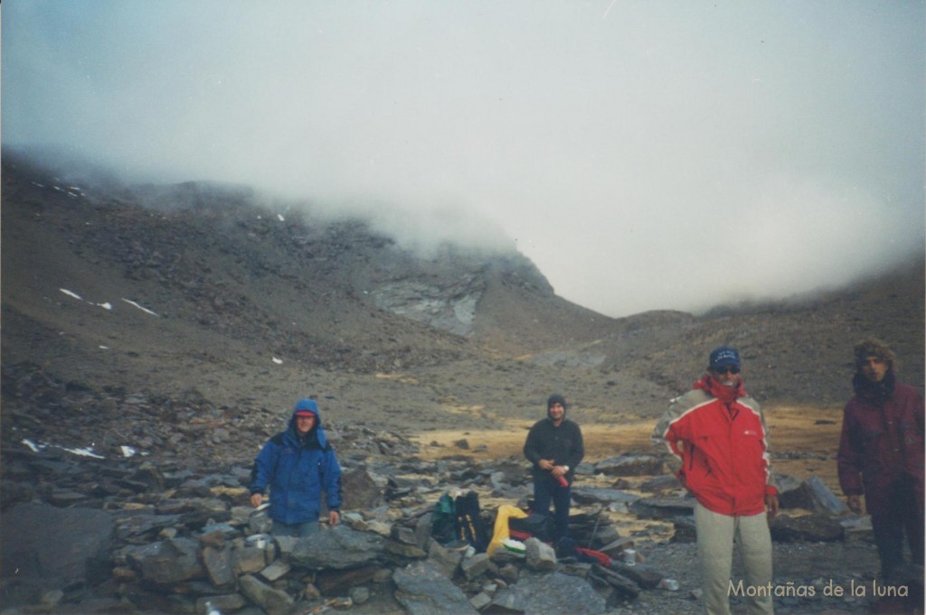Recogiendo el campamento, de izquierda a derecha: Pepe Díaz, Joaquín Terrés, Adrián y Dani el Peque